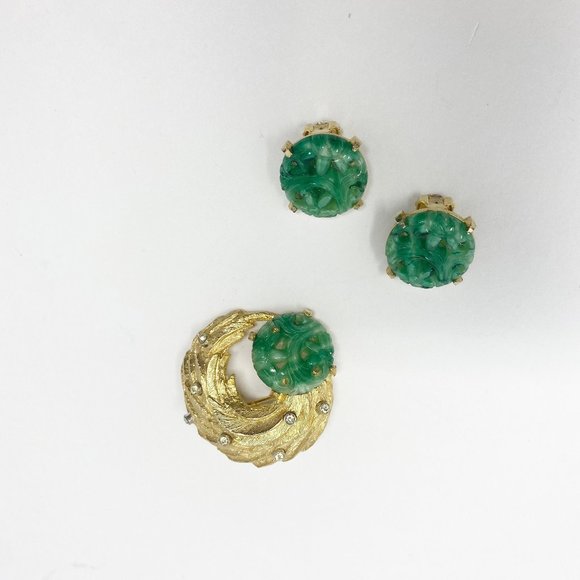 474 Vintage Hattie Carnegie jadeite Lucitebrooch and earrings